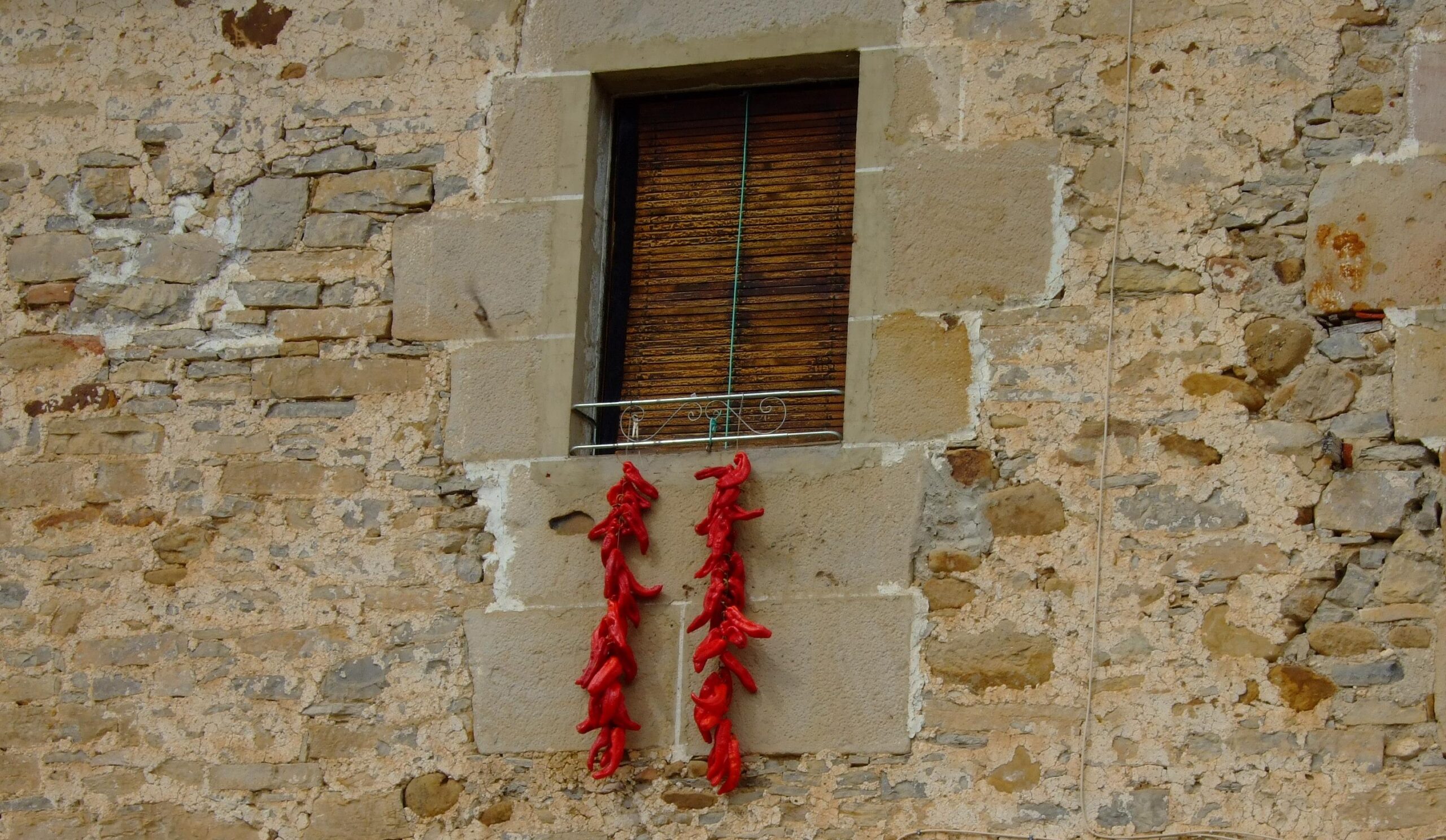 Ristras de pimientos a secar.