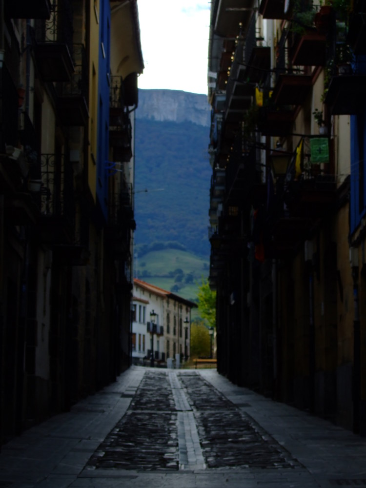 El pueblo se presenta medio vacío