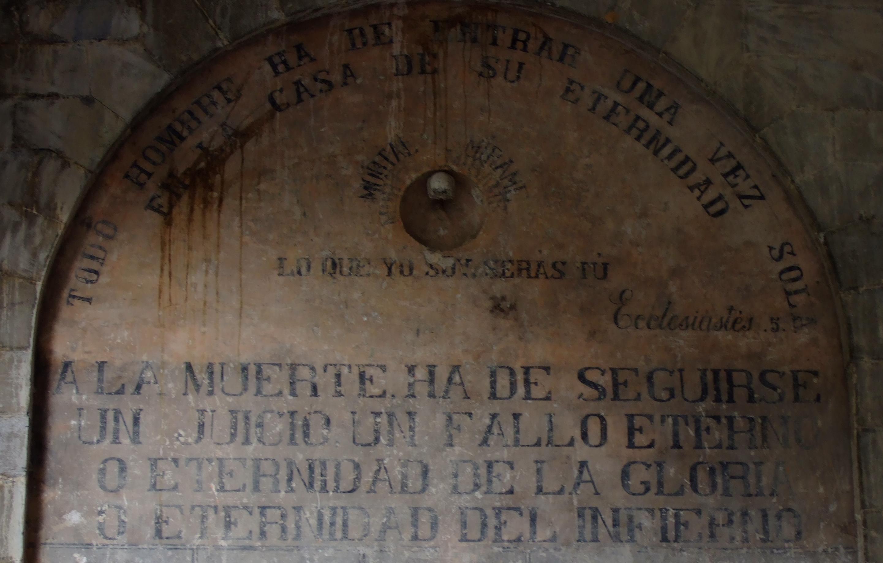 Ominosa leyenda bajo el pórtico lateral de Sta. María.