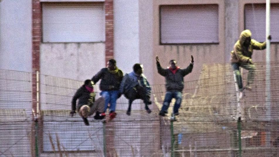 Affricans assulting Spanish border's fence