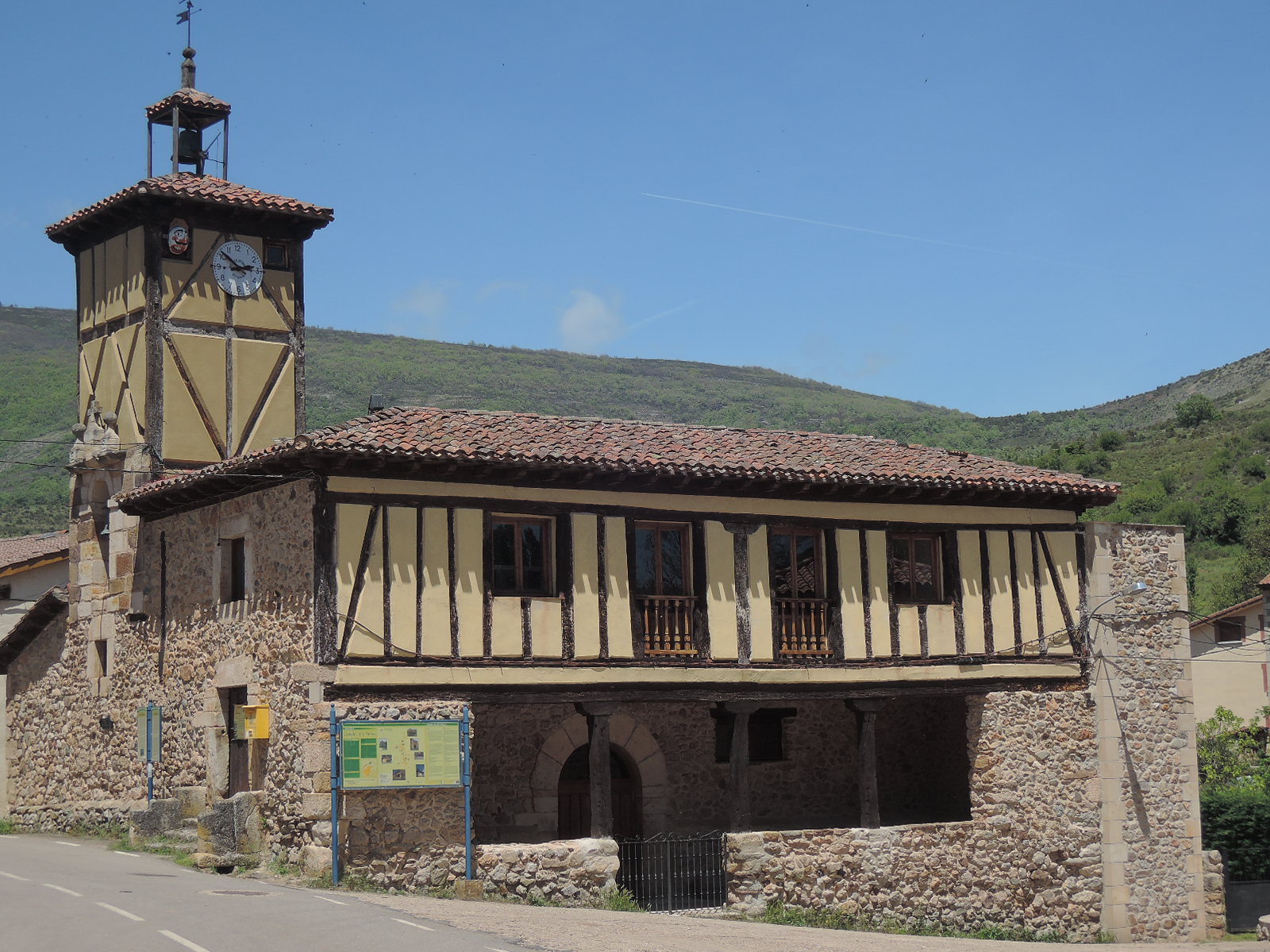 Casa consistorial de Canales.