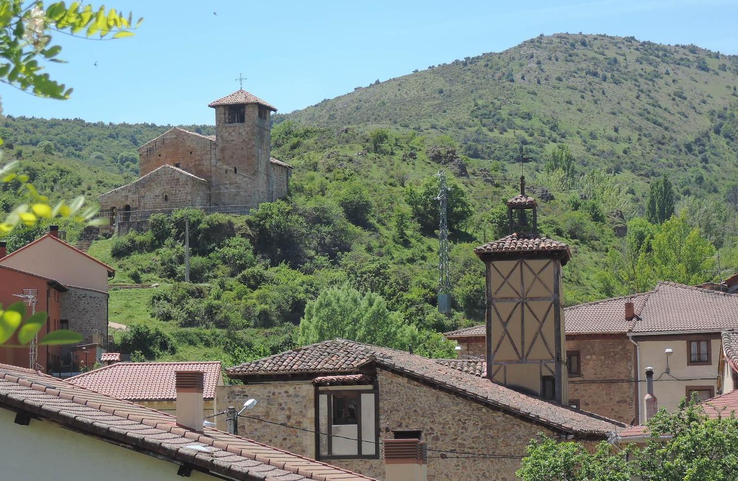 Canales, con su peculiar ermita de San Cristóbal.