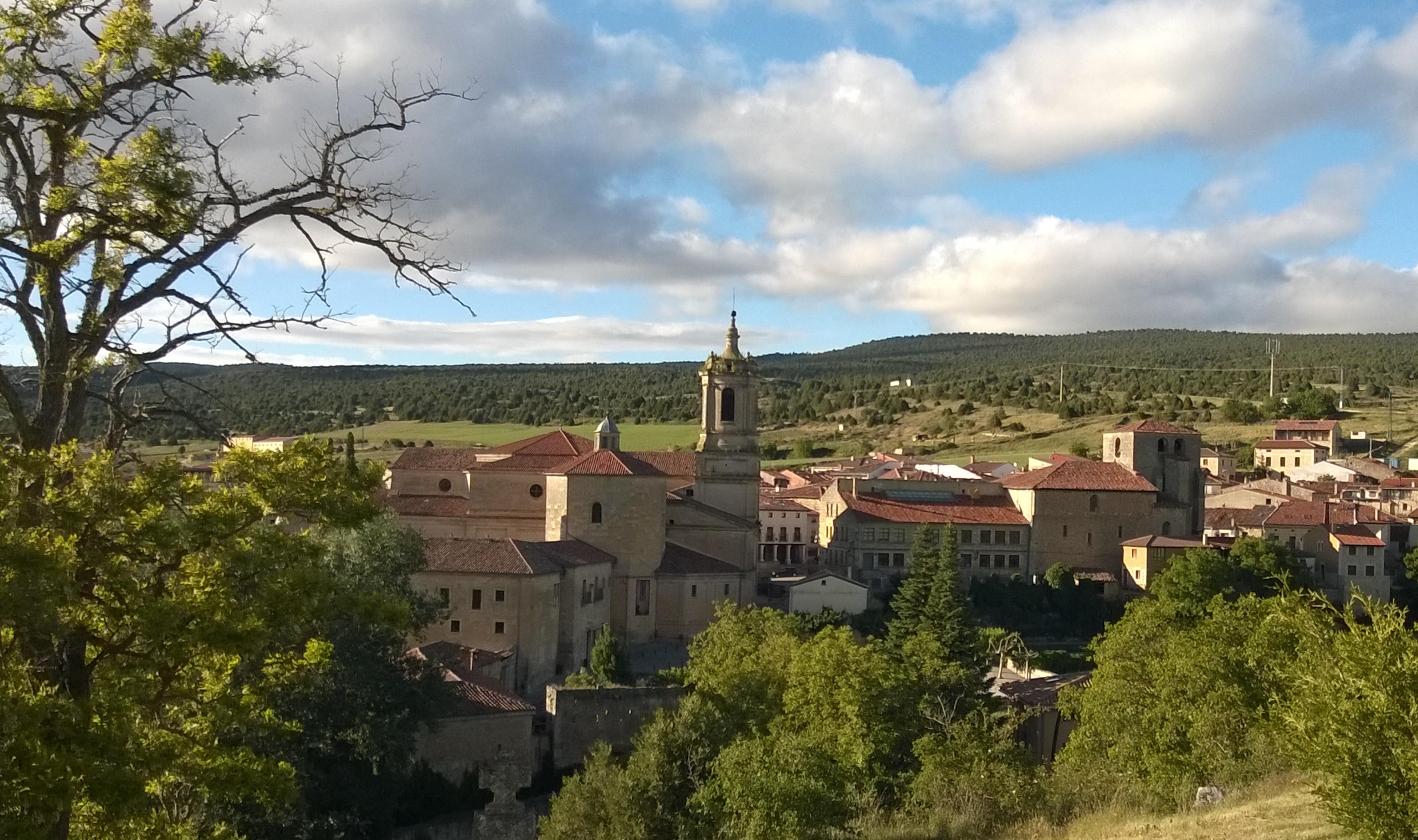 Vista de Santo Domingo de Silos al atardecer.