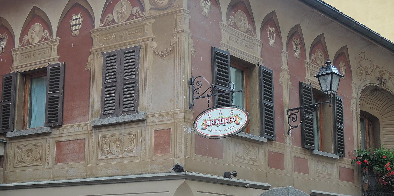 Artísticos frescos en cualquier fachada. Algo muy corriente aquí.