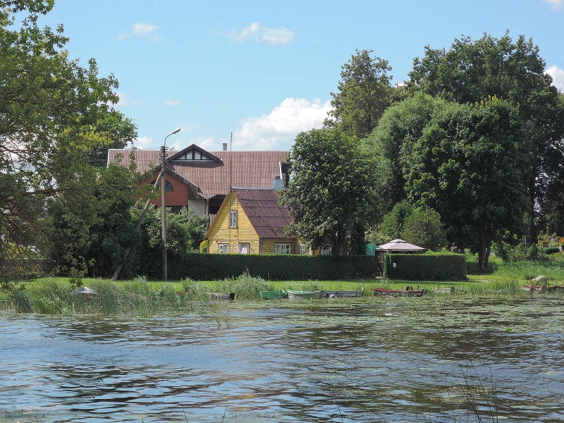 Birzai junto al lago Sirvenos.