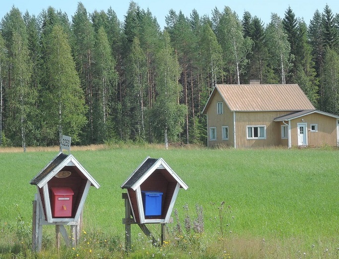 Graciosos buzones de las granjas en la Finlandia rural