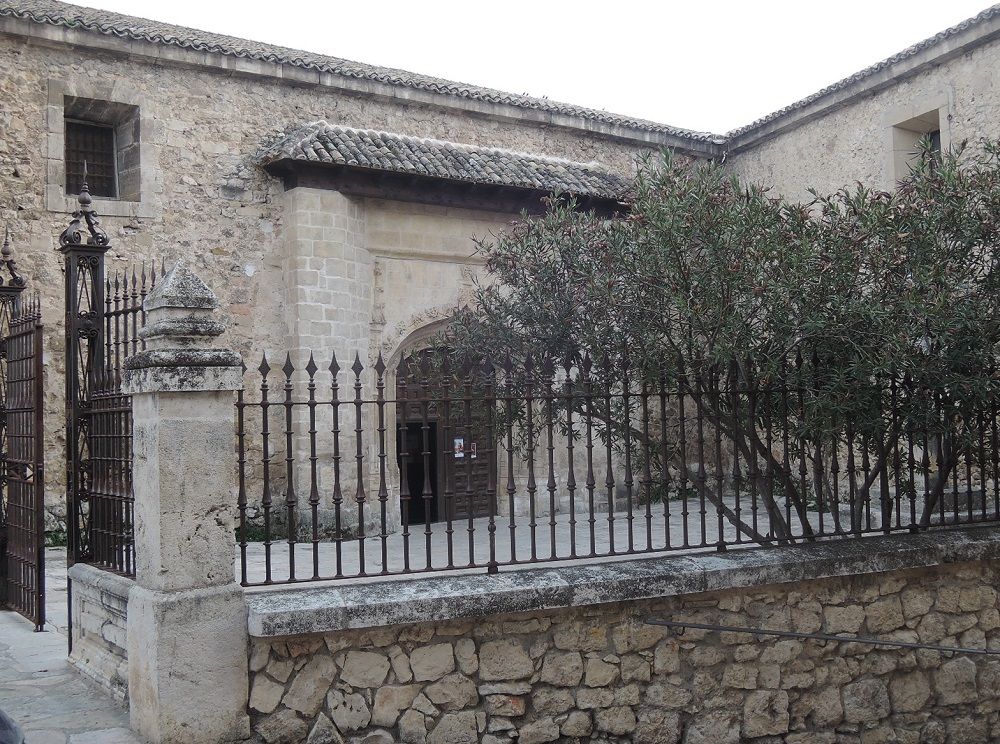 Entrada lateral de la Colegiata
