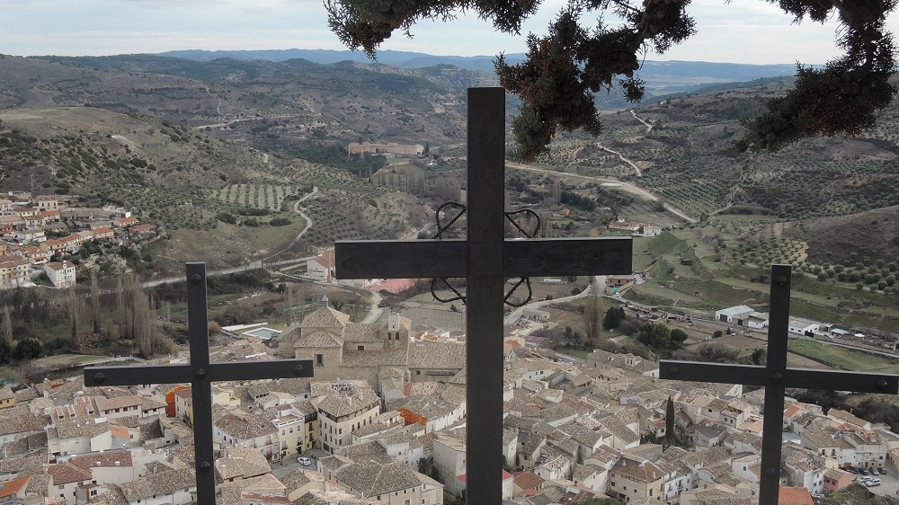 Remate del via crucis sobre la colina, velando por la villa ducal