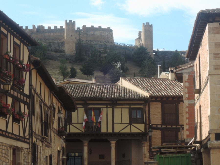 El castillo, airoso sobre Peñaranda