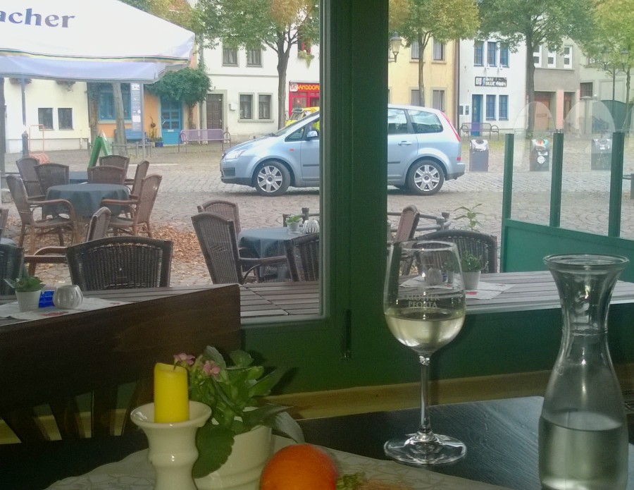 Desde el coqueto restaurante en una placita