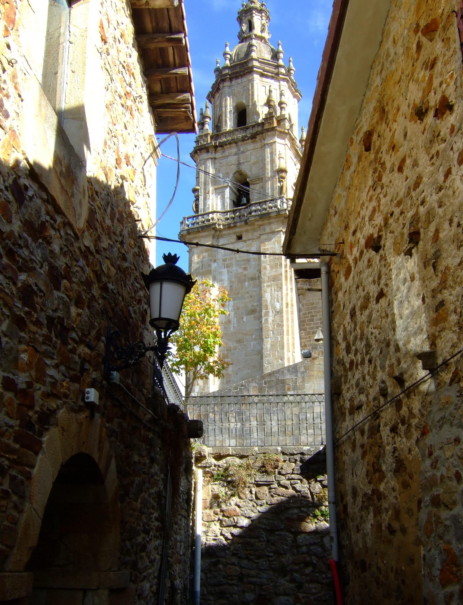 El campanario de Santa Marina visto desde un callejón